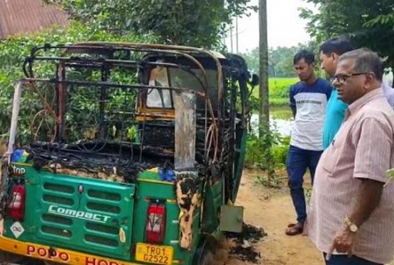 Political Revenge : BJP miscreants set fire to a CPI-M worker’s auto in Khayerpur